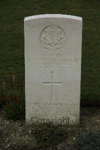 Philosophe British Cemetery Mazingarbe - Le Poer Trench, Nugent Charles